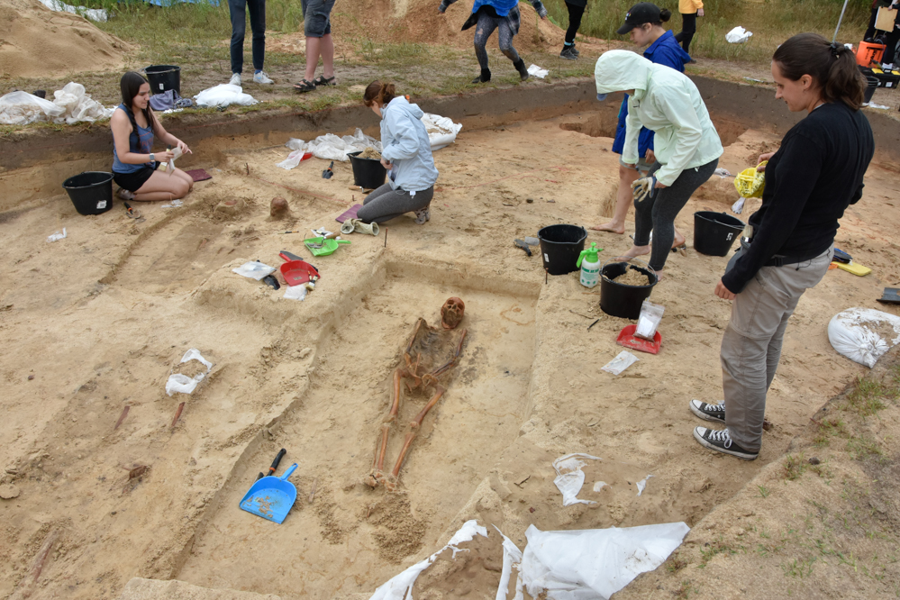 Amerykańscy studenci badają szczątki mieszkańców średniowiecznej wsi jezioro gackie - Wojtek Wardejn