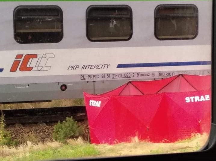 rowerzysta wjechał pod pociąg piła - FB: Wasze Media