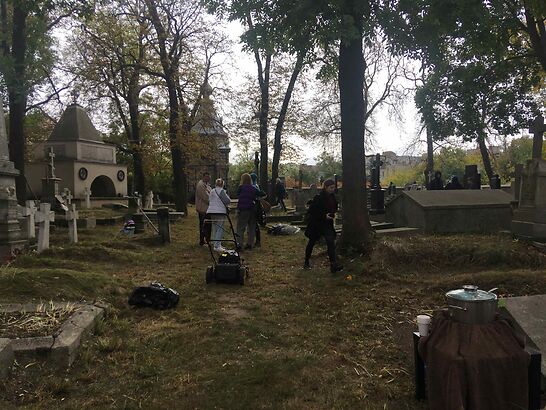 sprzątanie cmentarza kalisz 2021 - Danuta Synkiewicz - Radio Poznań