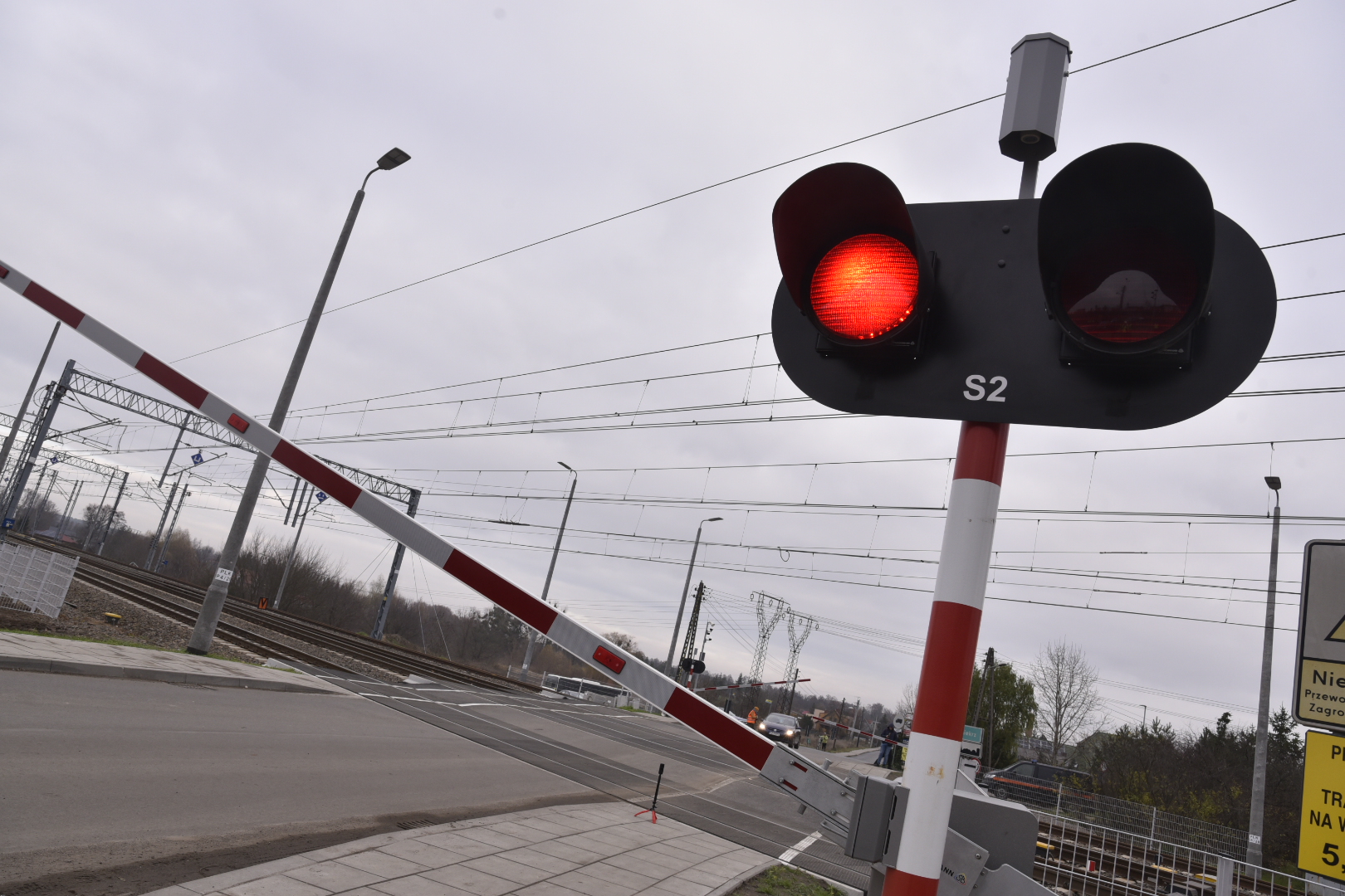 kolejowe kolej przejazd szlaban sygnalizator tory pociąg straż ochrony kolei - Wojtek Wardejn