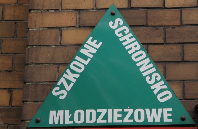 schronisko młodzieżowe znak 2 - TomFoto