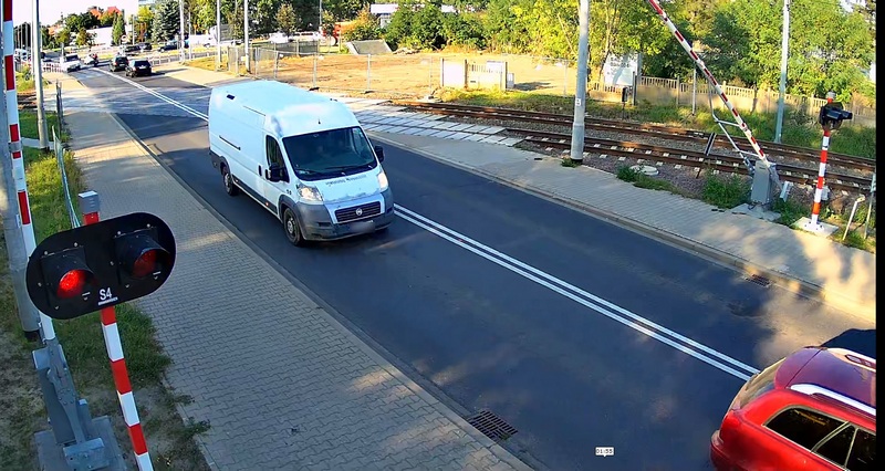 przejazd kolejowy przejazd przy opuszczonych szlabanach - KMP Leszno