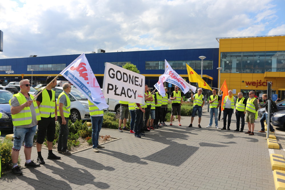 Protest przed poznańskim sklepem IKEA - Leon Bielewicz  - Radio Poznań