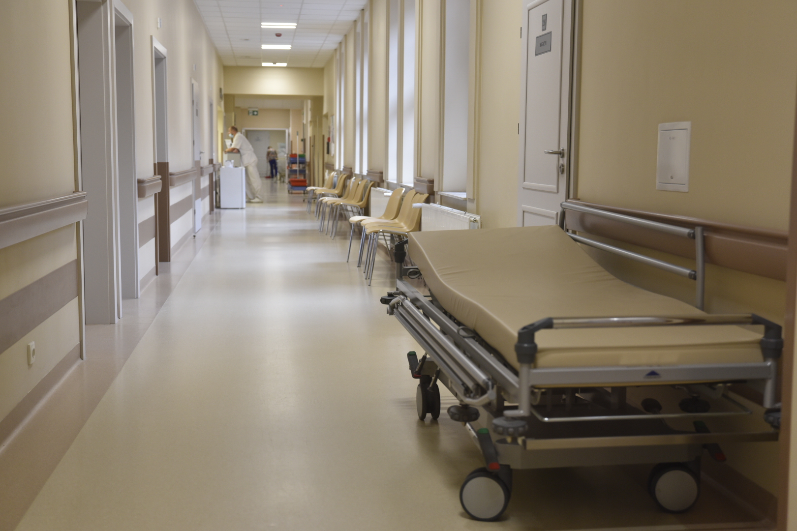 szpital łóżko szpital korytarz - Wojtek Wardejn
