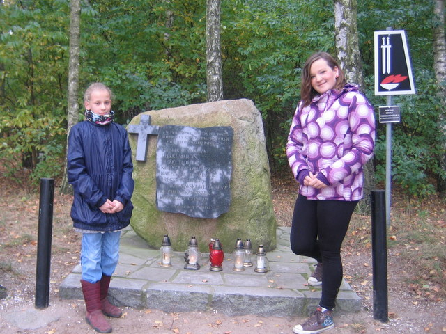 Przed obeliskiem upamiętniającym 9 mieszkańców gminy Murowana Goślina zamordowanych w 1939