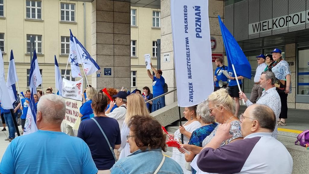 Protest płacowy budżetówki przed Wielkopolskim Urzędem Wojewódzkim - Magdalena Konieczna  - Radio Poznań