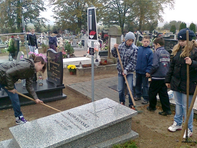 Sprzątanie miejsc pamięci na cmentarzu w Białężynie