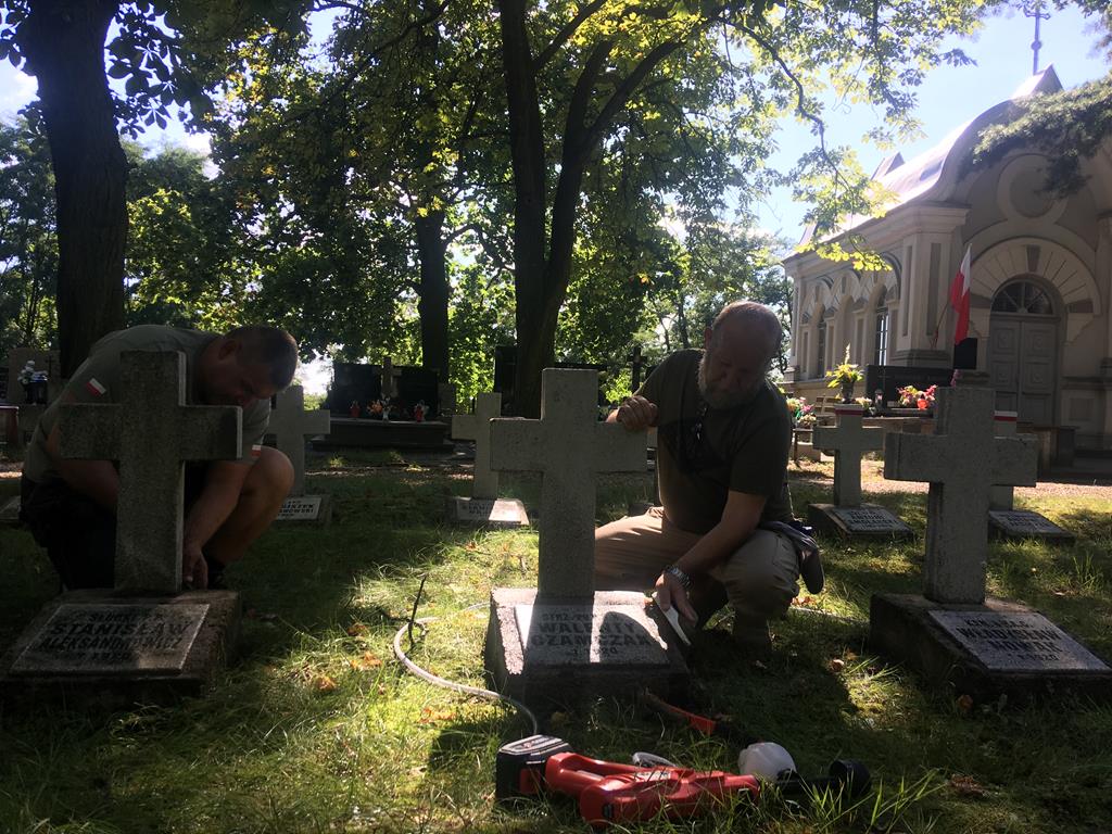 Kaliszanie porządkują mogiły żołnierzy na cmentarzu wojskowym na Majkowie - Danuta Synkiewicz 