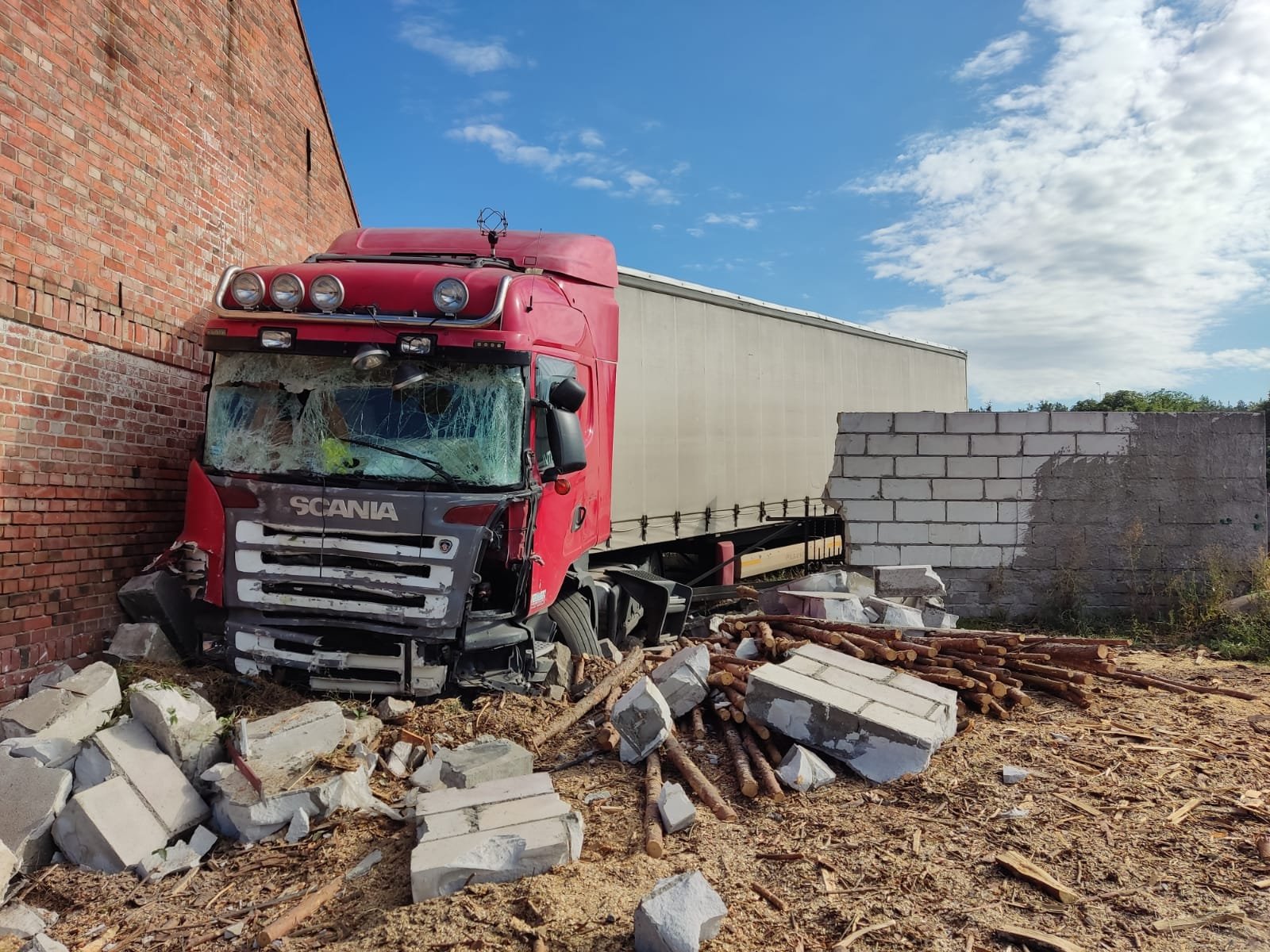 Ciężarówka wjechała w budynek piotrowo - KPP Szamotuły