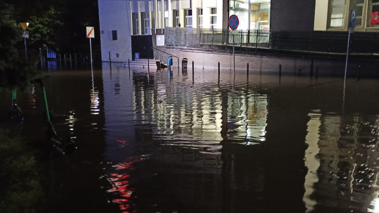 ulewa deszcze ostrów wielkopolski  -  st. kpt. Marcin Rosik - PSP Ostrów Wielkopolski 