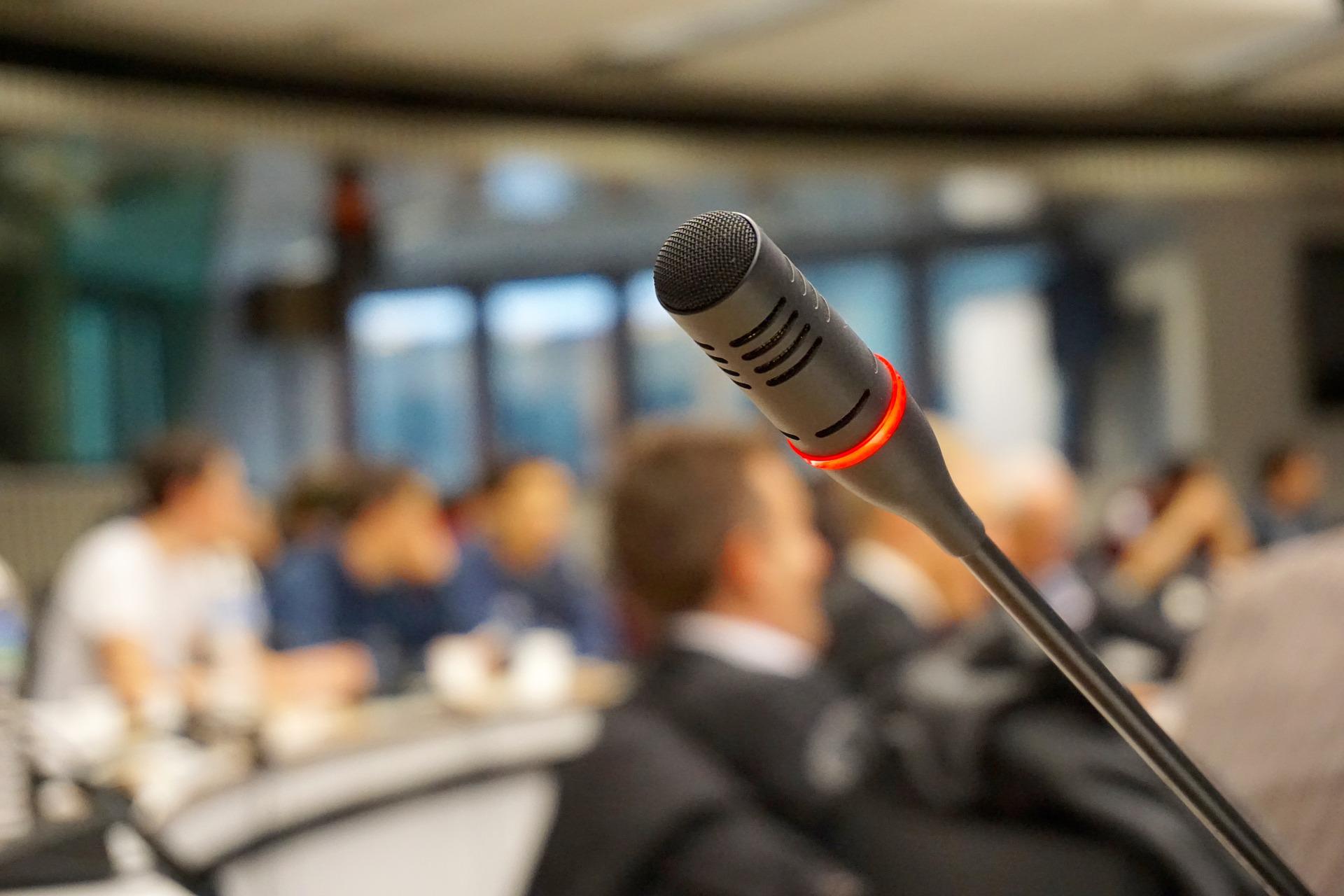 mikrofon zebranie wystąpienie - Pixabay