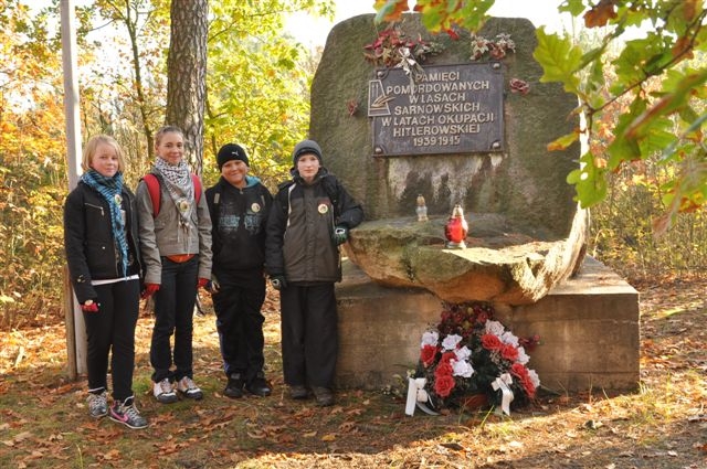Znicze przy pomniku pomordowanych Słupi Kapitulnej pow. Rawicz