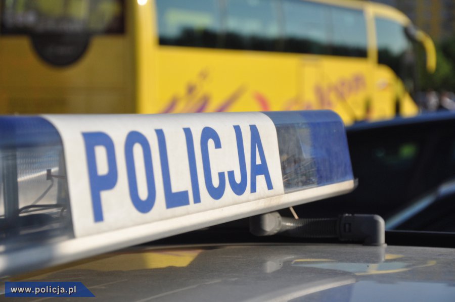 konstrola autobusu policja kontroluje autobus wycieczka szkolna - policja.pl