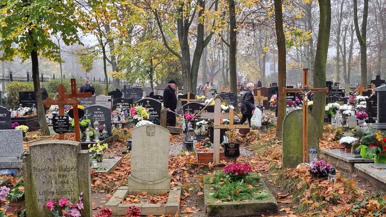 groby cmentarz znicze zaduszki wszystkich świętych - Magdalena Konieczna - Radio Poznań