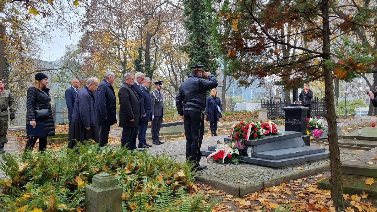 cmentarz zasłużonych oddali hołd - Magda Konieczna