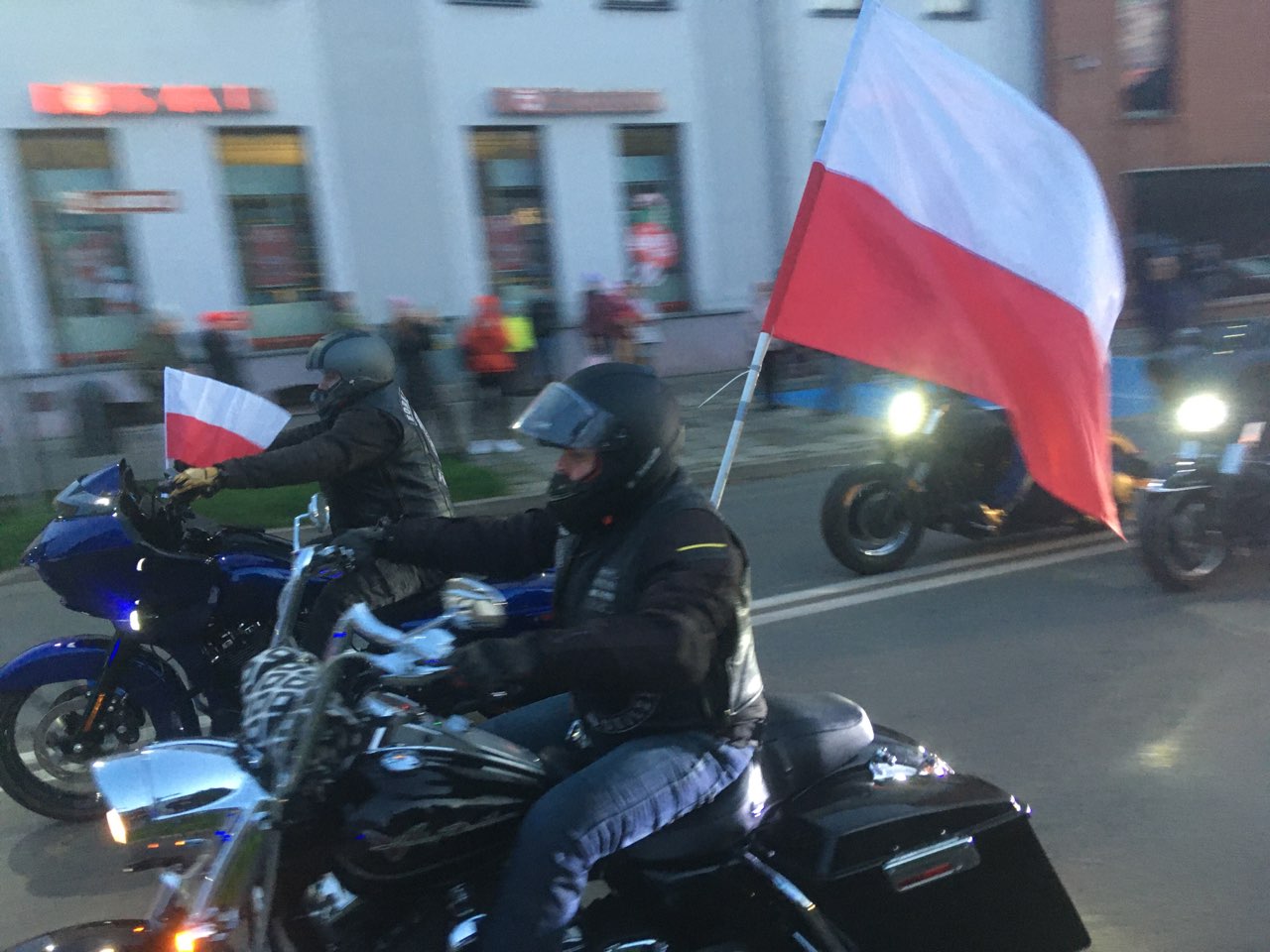 Marsz Niepodległości przeszedł ulicami starówki w Gnieźnie - Rafał Muniak - Radio Poznań