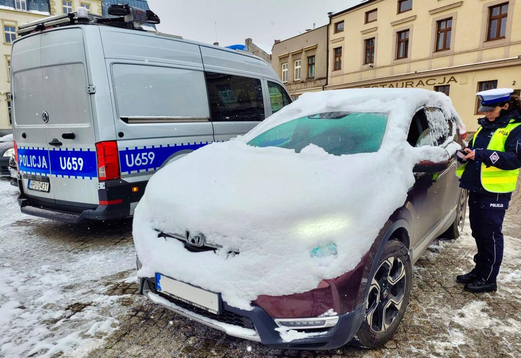 zaśnieżony samochód piła - Komenda Powiatowa Policji w Pile