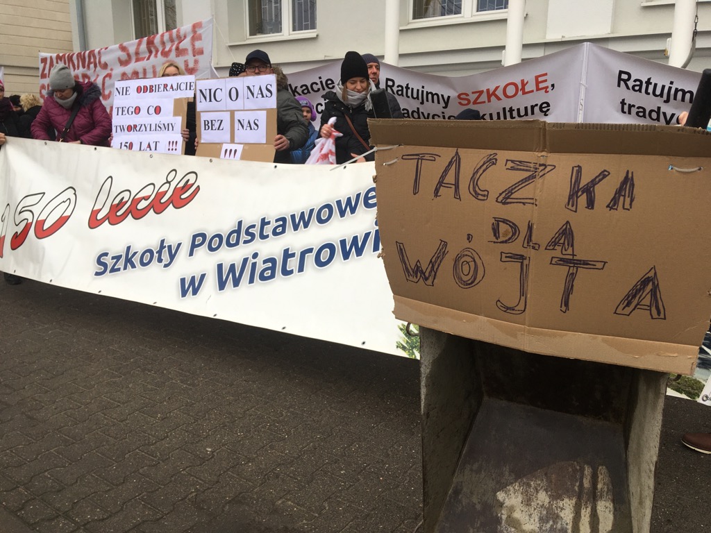 wągrowiec pikieta przed urzędem likwidacja szkół w wiatrowie siennie i łaziskach - Rafał Muniak - Radio Poznań