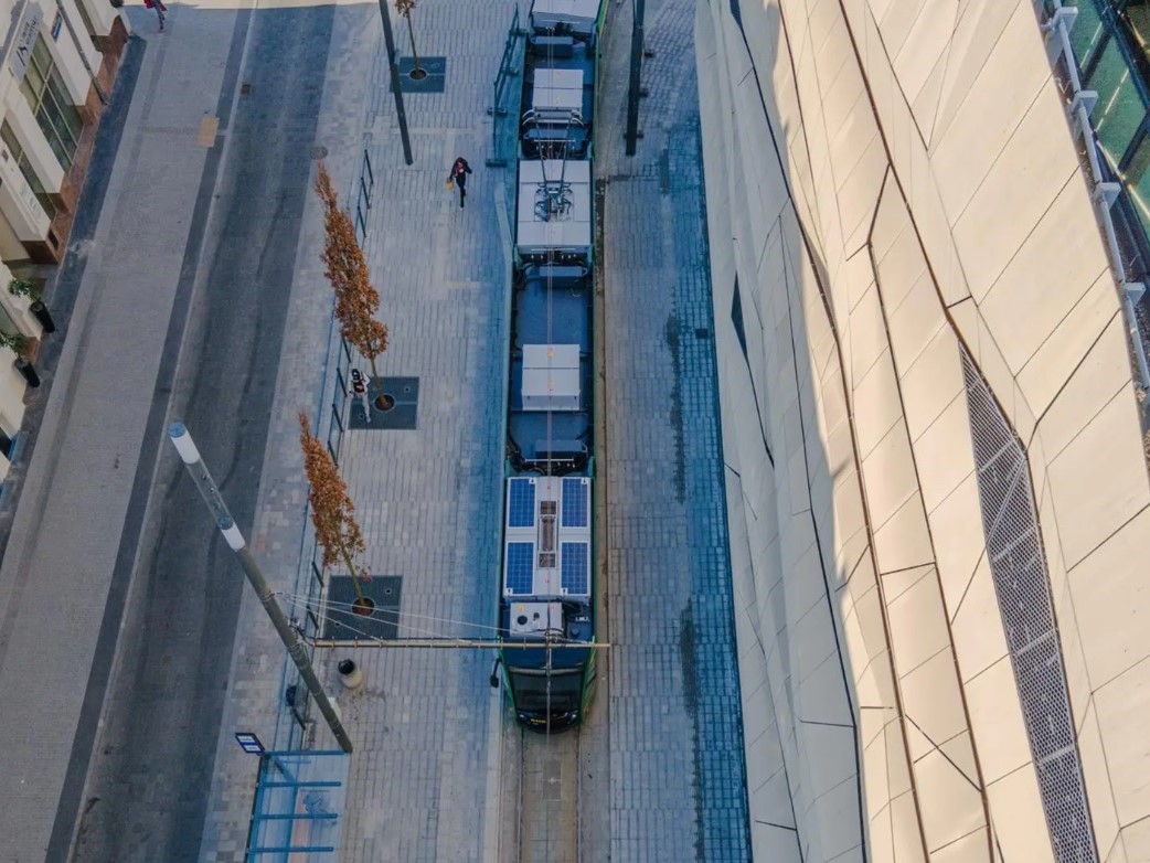 tramwaj z panelami fotowoltaicznymi - MPK