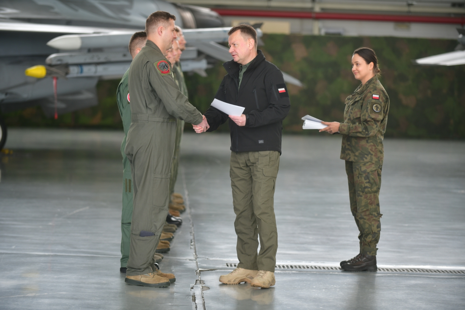 Odprawa w bazie w Krzesinach mariusz błaszczak f35 - Wojtek Wardejn - Radio Poznań