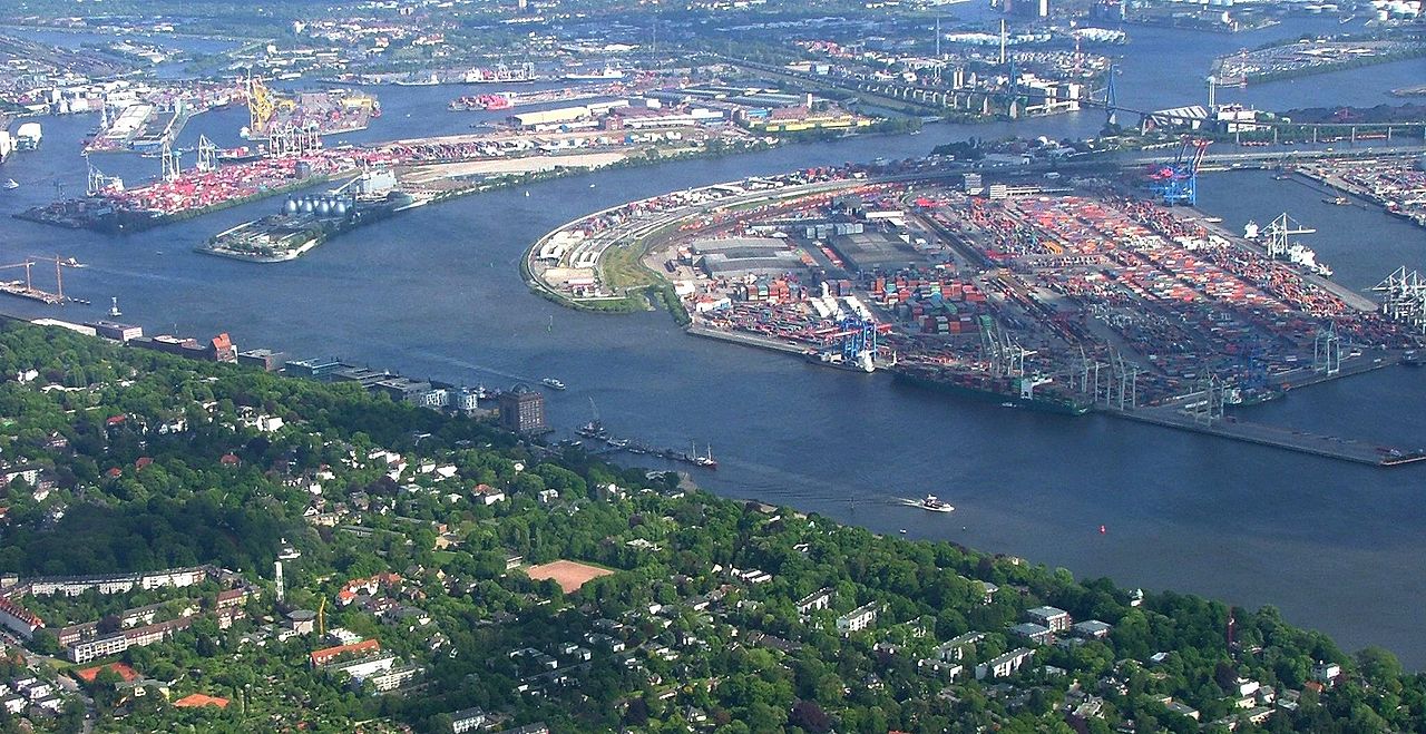 port w hamburgu - Autorstwa Merlin Senger, CC BY-SA 3.0, https://commons.wikimedia.org/w/index.php?curid=933924
