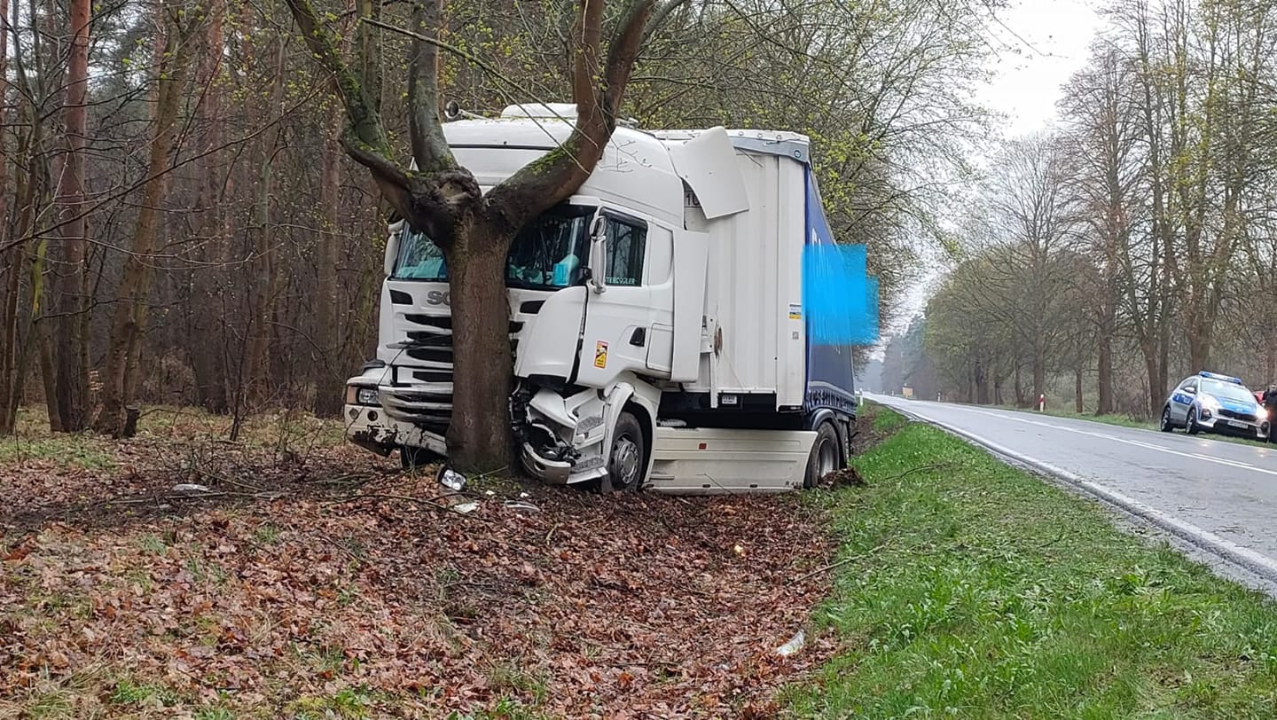 wypadek zatom stary ciężarówka uderzyła w drzewo - KPP Międzychód 