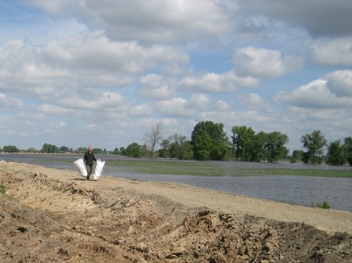 Umacnianie wałów w czasie powodzi - Żerków - Adam Sotłysiak
