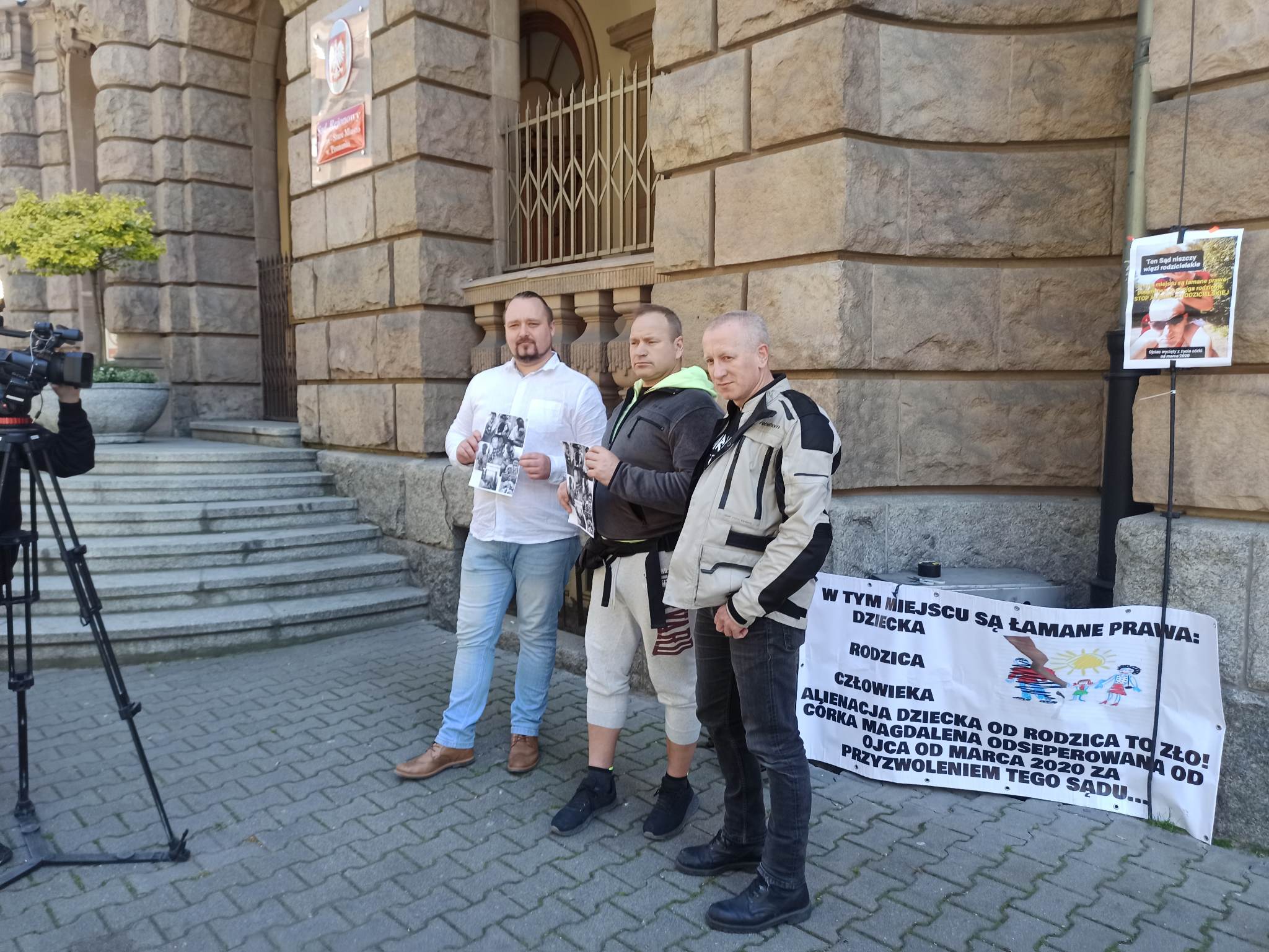 protest ojców przed sądem rejonowym - Bartosz Garczyński - Radio Poznań