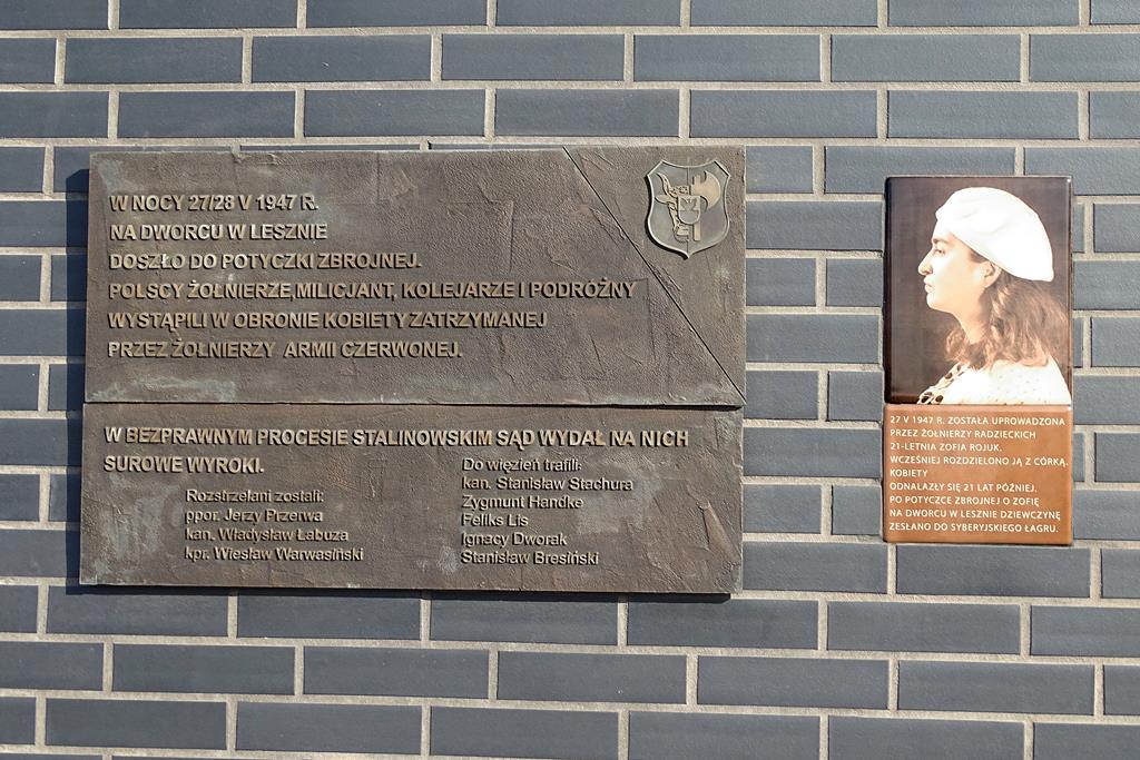 Tablica upamiętniająca Zofię Rojuk i polskie ofiary potyczki z żołnierzami radzieckimi na dworcu PKP w Lesznie w 1947 r. Tablica na ścianie dworca PKP w Lesznie - Robert Niedźwiedzki  - Wikipedia/CC BY-SA 4.0