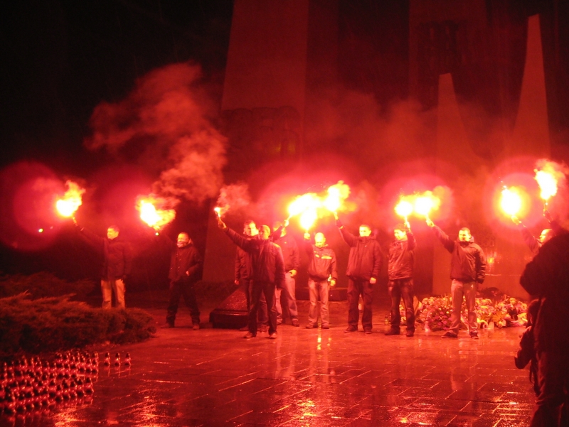 Race pod pomnikiem - stan wojenny - Jacek Kosiak