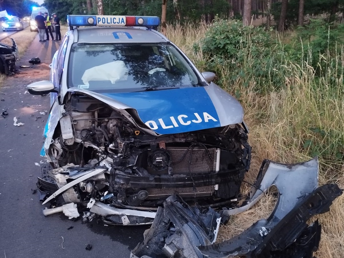 policja radiowóz wypadek - Komenda Miejska PSP w Lesznie