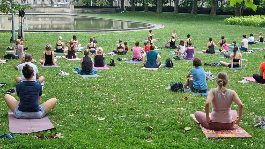 joga w parku przed operą poznań - Magdalena Konieczna  - Radio Poznań