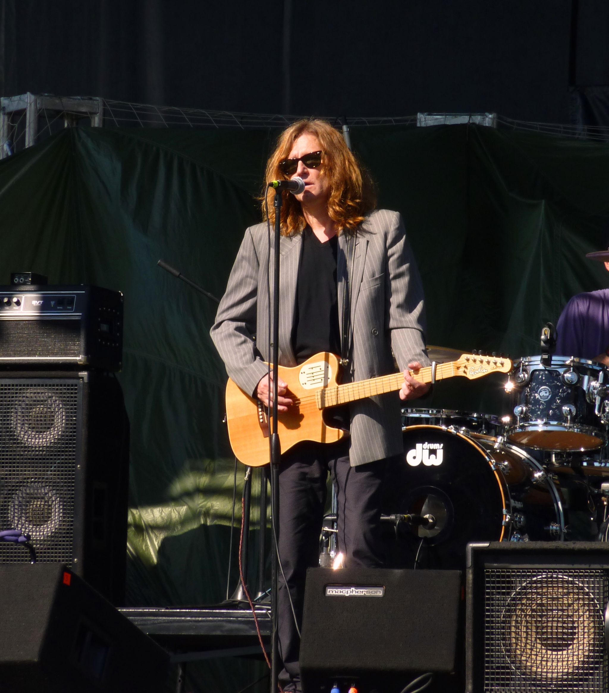 john waite - Autorstwa Matthew Straubmuller - Flickr: John Waite @ Sound Check before the Surf and Song Festival, CC BY 2.0, https://commons.wikimedia.org/w/index.php?curid=17867308