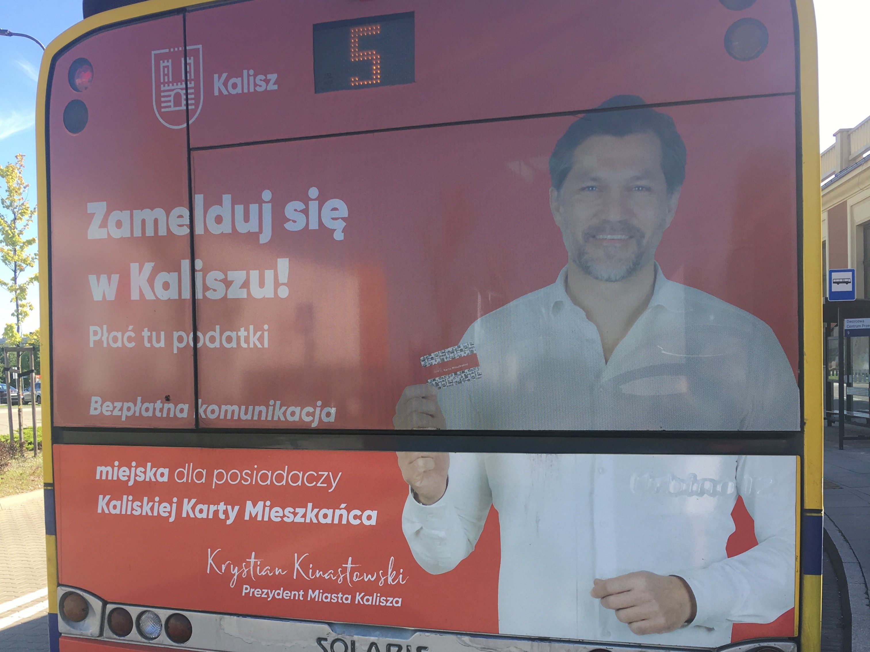 prezydent kalisza krystian kinastowski na autobusie reklama - Danuta Synkiewicz  - Radio Poznań