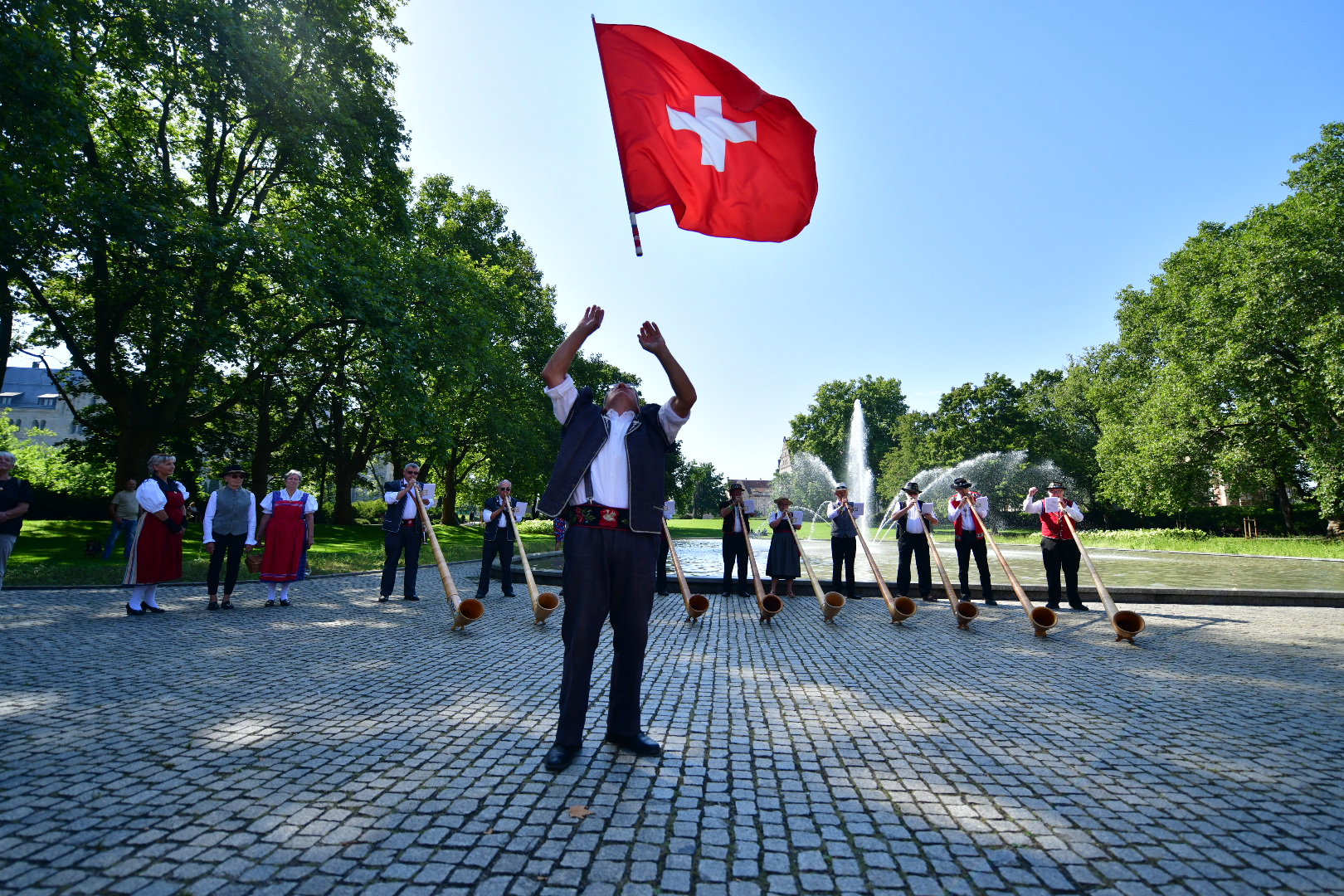 Rogi alpejskie przed operą orkiestra szwajcarska - Wojtek Wardejn - Radio Poznań