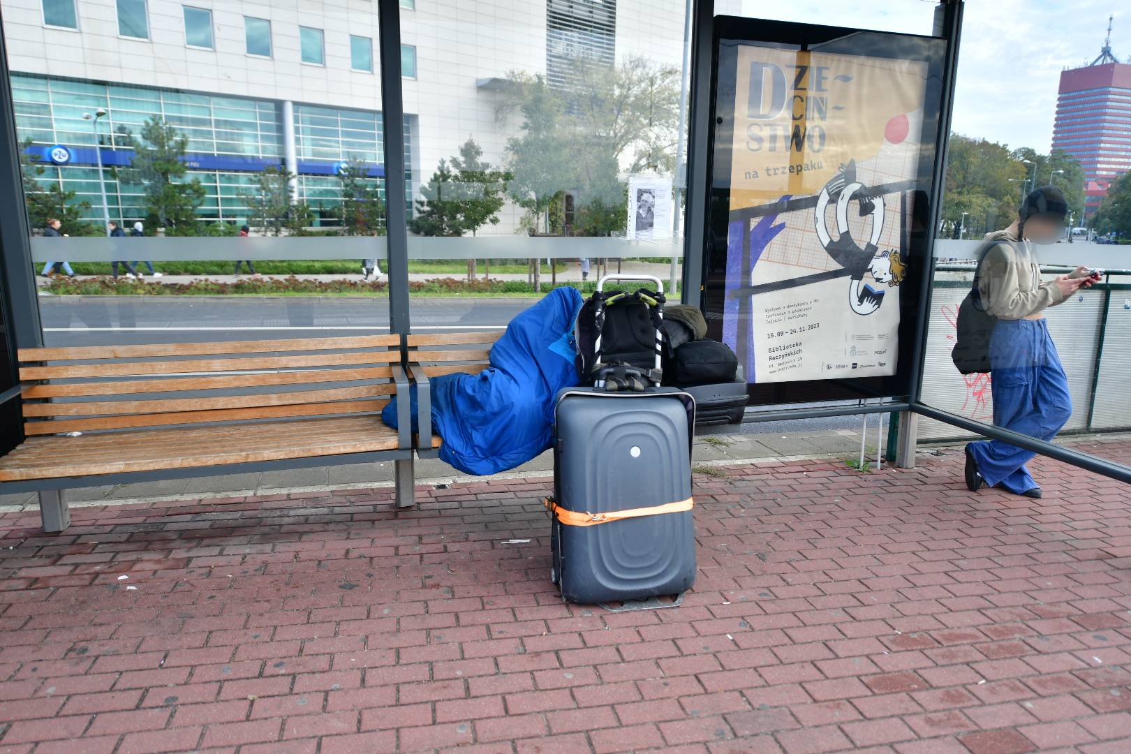 bezomny śpi na przystanku - Wojtek Wardejn - Radio Poznań