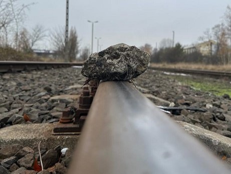 kamień na torach kolejowych  - KPP Gostyń