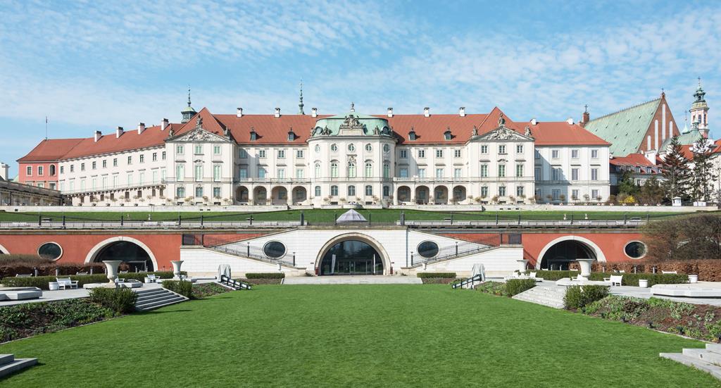 Zamek od strony zrekonstruowanych ogrodów zamkowych - Adrian Grycuk - CC BY-SA 3.0 pl./Wikipedia