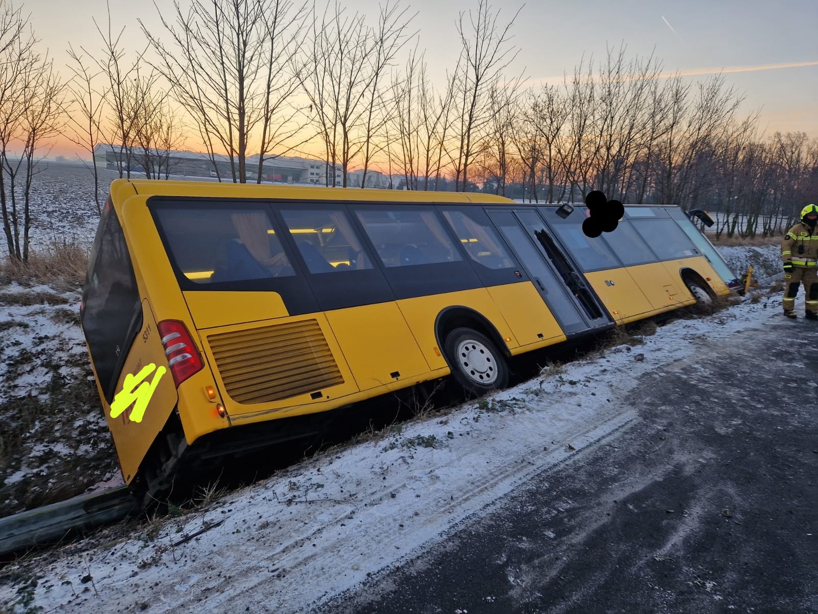 autobus w rowie borków stary - Straż Pożarna