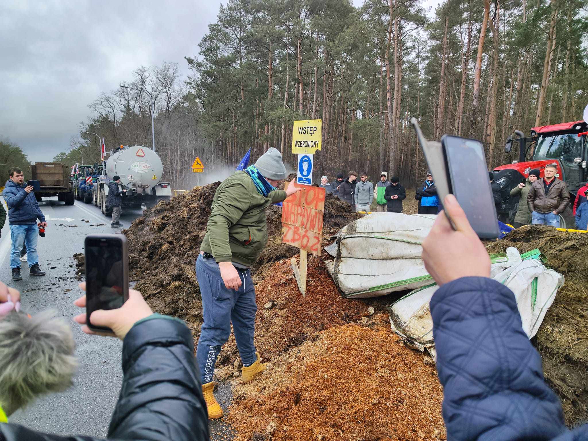 Rolnicy wysypali obornik na drogę krajową nr 11 - Przemysław Stochaj - Radio Poznań