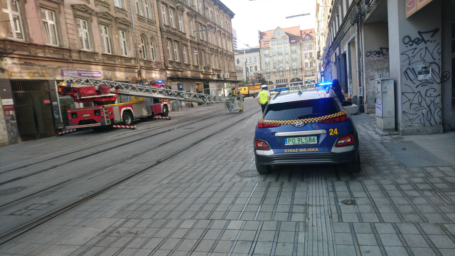 tynk odpadł z budynku na ulicy gwarnej  - Straż Miejska Miasta Poznania 