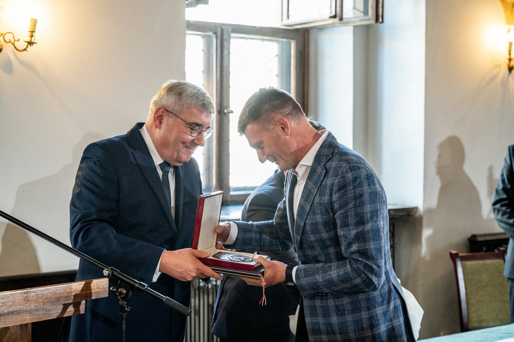Andrzej Juskowiak odbiera nagrodę - UMP