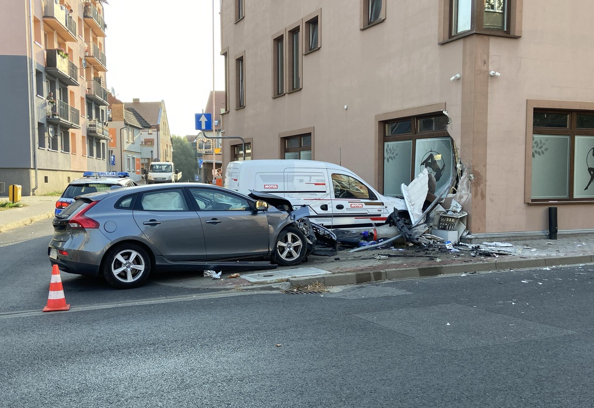 auto budynek volvo - Marek Wolski - Radio Poznań