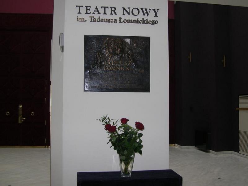 Teatr Nowy - tablica Łomnickiego, kwiaty - Teatr Nowy w Poznaniu