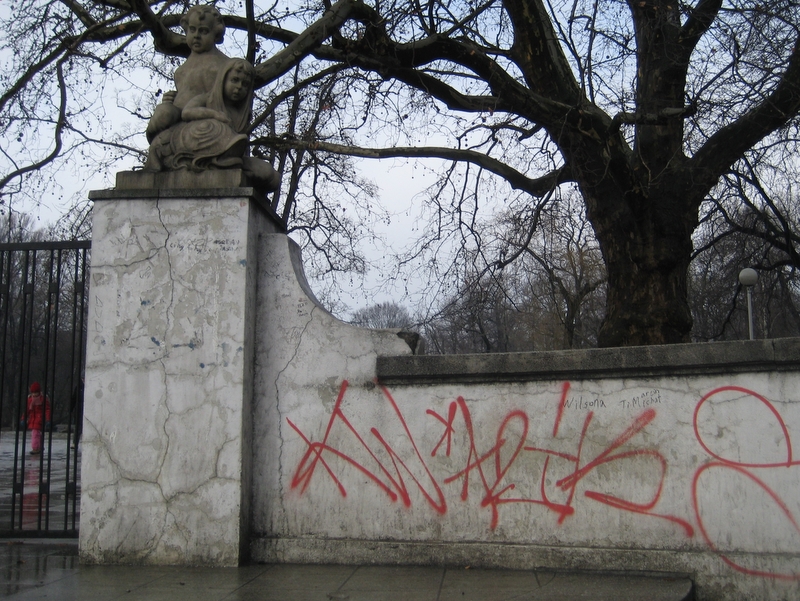 Zniszczona balustrada parkowa - Jacek Butlewski