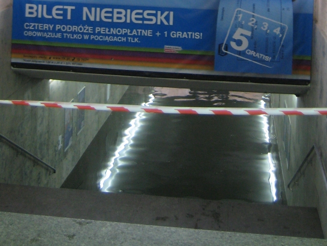 Zalany tunel na dworcu - Agnieszka Maciejewska