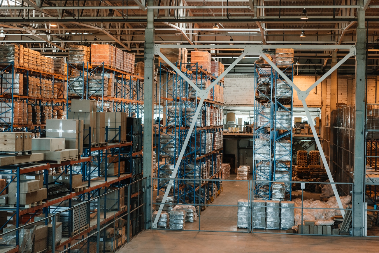 modern-warehouse-interior-with-boxes-and-container-2024-11-17-22-05-38-utc - Sponsorowane