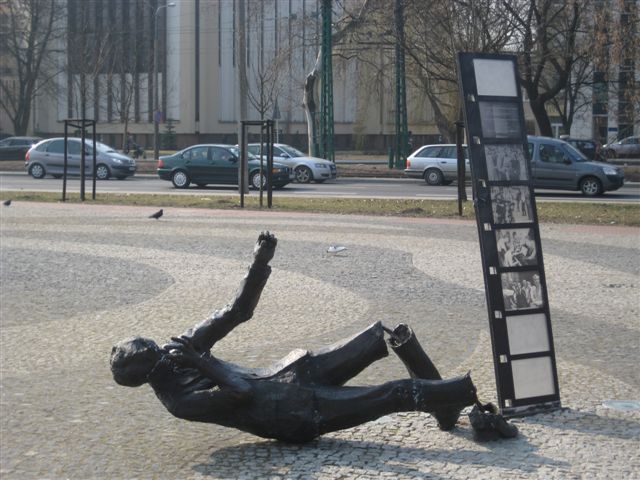 pomnik komedy zniszczony - Magdalena Konieczna