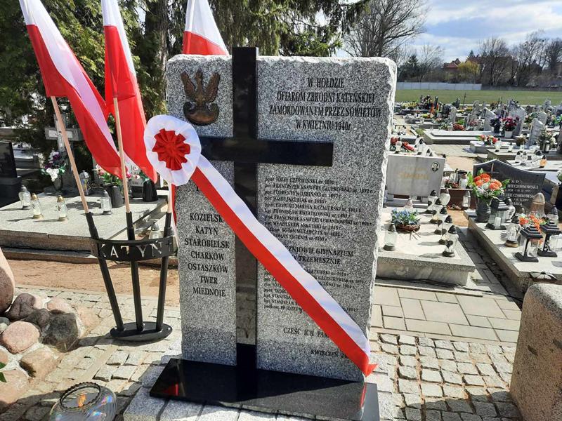 W Trzemesznie odsłonili tablicę upamiętniającą zbrodnię katyńską