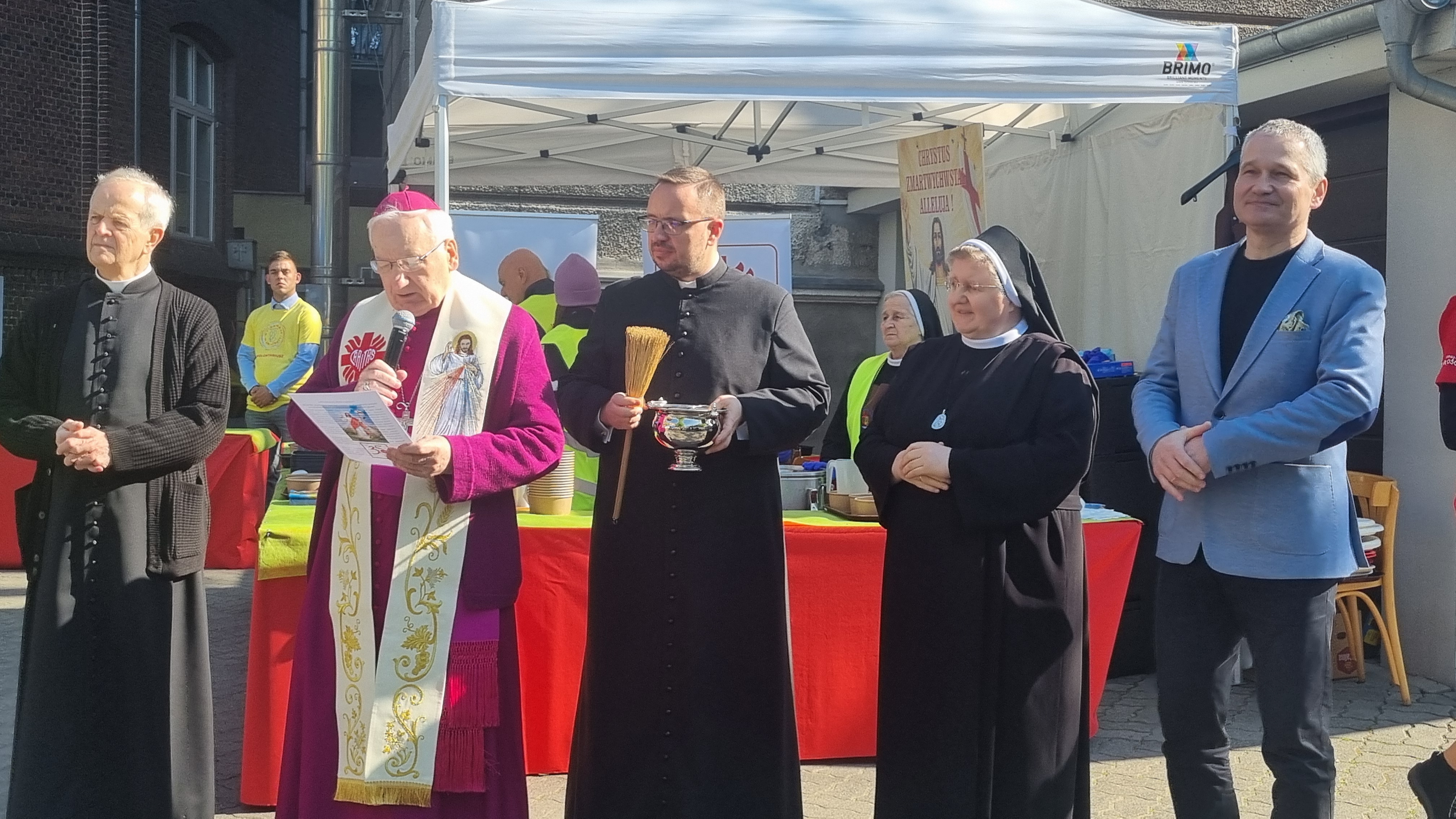 Świąteczne śniadanie i paczki od Caritas. Pomoc dla 1300 potrzebujących w Poznaniu